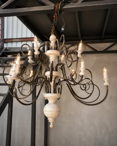 Lustre Artesanal de Tiradentes/MG em Ferro e Madeira - 12 Lâmpadas