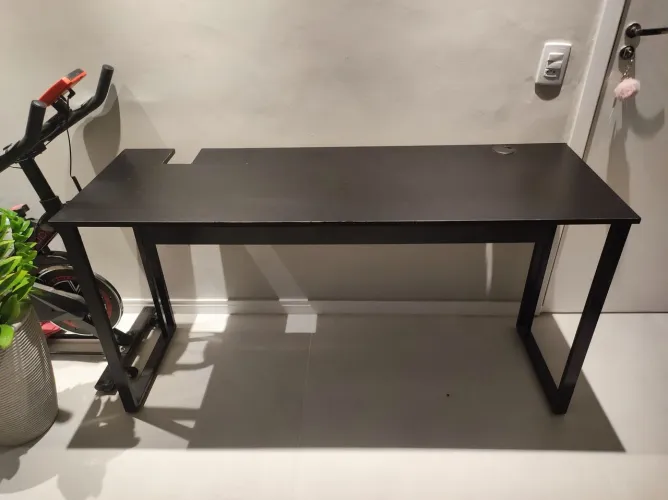Mesa escritório modelo industrial, com pés de ferro preta
