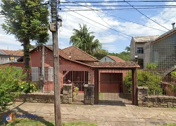 Casa de 03 dormitórios com suite à venda no bairro Medianeira, Porto Alegre