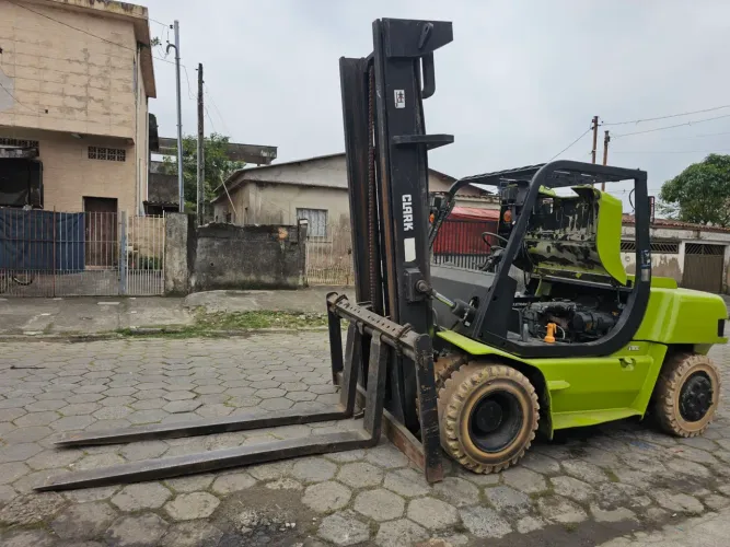 Empilhadeira Clark 7 toneladas a diesel