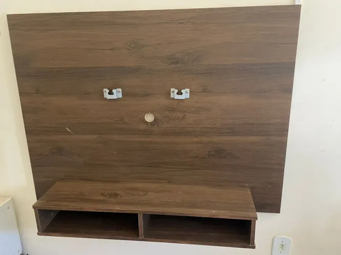 Painel simples pra TV de até  43 polegadas,  com pouquíssimas avaria 