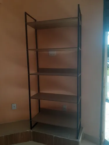 Vendo . 3 estantes com estrutura ferro , mdf.