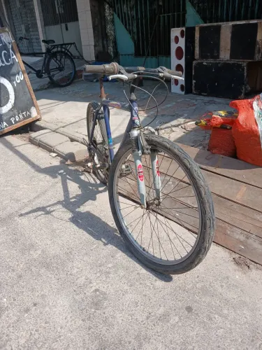 Bike em alumínio aro 26. R$250 .