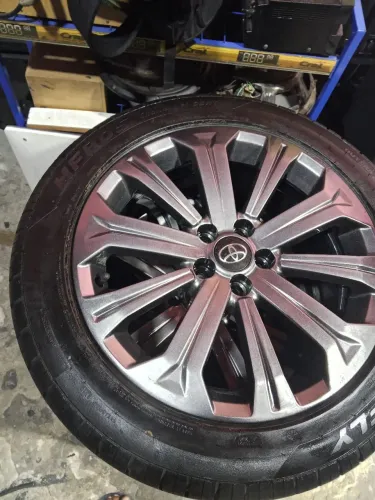 Vendo essa rodas do Corolla 2020 com 2 pneus novos e 1 meia vida o outro não presta 