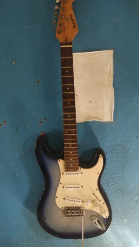 Vendo guitarra Harmony usada com detalhes de uso