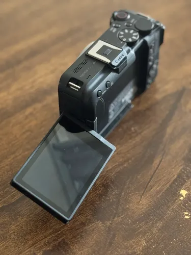 Canon R50V