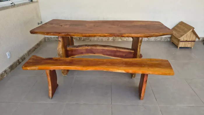 Mesa madeira maciça rústica pouco tempo de uso com dois bancos excelente