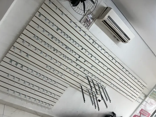 Painel canaletado + ganchos