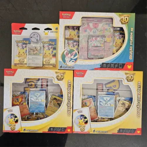 Pokémon 30 anos - Blister duplo + Box Slyveon Ex + 2 Box com Poster