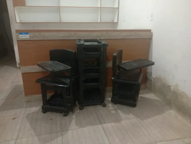 Cadeiras de manicure e carrinho auxilia
