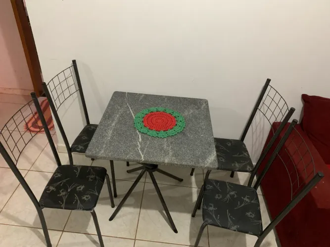 Mesa MÁRMORE 4 cadeiras SEMI NOVA