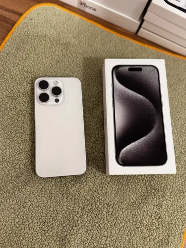 iPhone 15 Pro / 128 GB / Branco / Saúde de Bateria 89% / Impecável