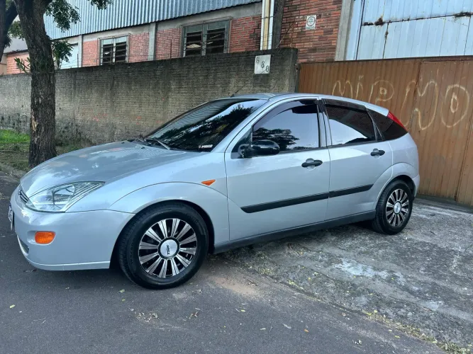 Ford Focus 1.8 16V 5P 2001