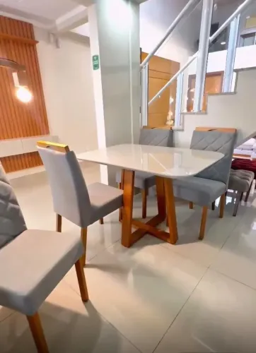 Mesa de jantar com 4 cadeiras impecável