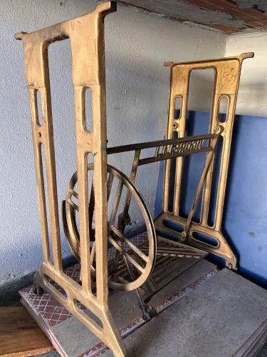 Pé, Base para maquina de costura ou mesa