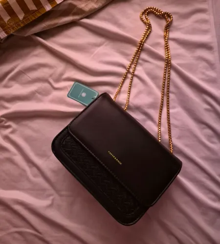 Bolsa preta média, nova com etiqueta, bem espaçosa