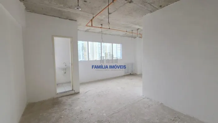 Sala comercial com vaga de garagem na ponta da praia em Santos - SP
