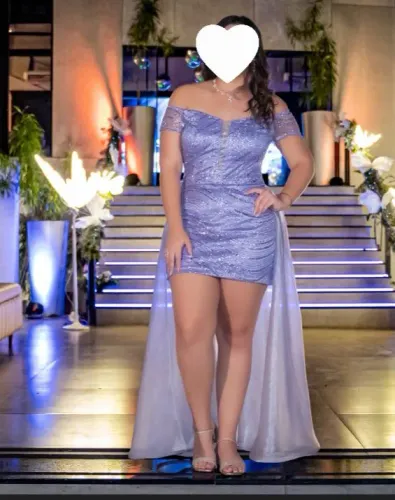 Vestido curto com sobressaia longa de organza