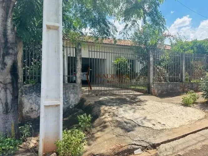 Casa à Venda em Conjunto Habitacional Requião, Maringá - PR