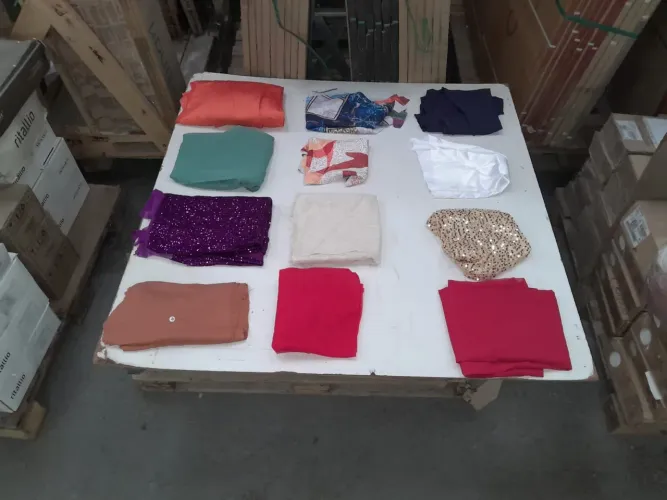 RETALHOS DE TECIDOS DIVERSOS (15 SACOS) ARTESANATO OFICINA DE COSTURA TAPEÇARIA