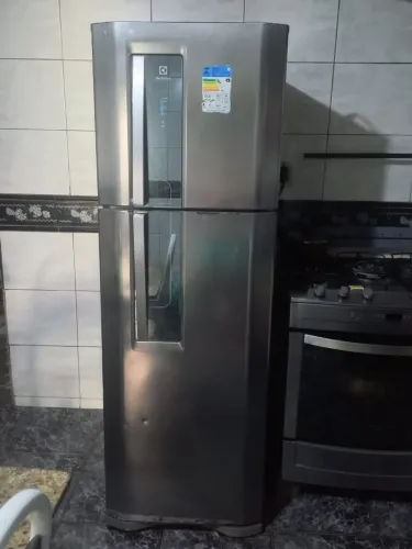 Vendo geladeira Electrolux frost free inox 