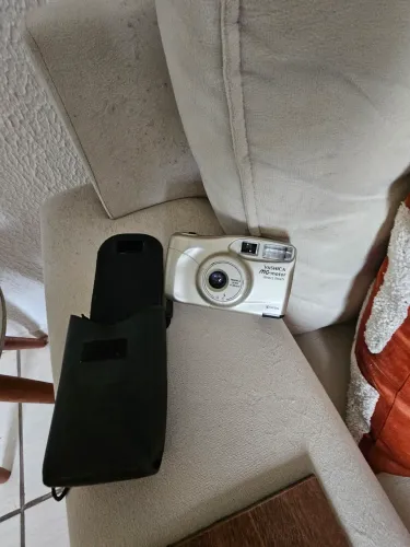Vendo Câmera Fotográfica Yashica. R$ 50,00. Tel: *.
