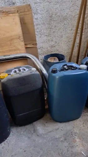 Galões de 50 litros- 9 azuis e 1 preto
