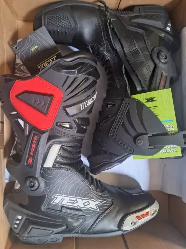 Vendo uma bota semi nova de motociclista texx , N 40