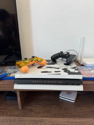 PS4 Pro 1TB Seminovo + 2 Controles + 4 Jogos - Estado de Novo