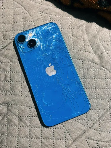 iphone 13 256gb (traseira trincada e câmera traseira já trocada)