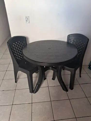 Mesa redonda com duas cadeiras