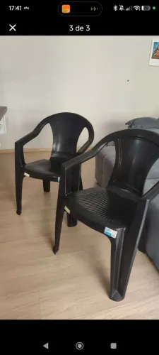 Cadeira preta plástico
