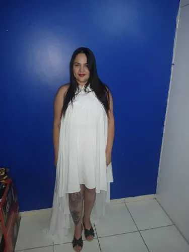 Vestido branco elegante e charmoso.