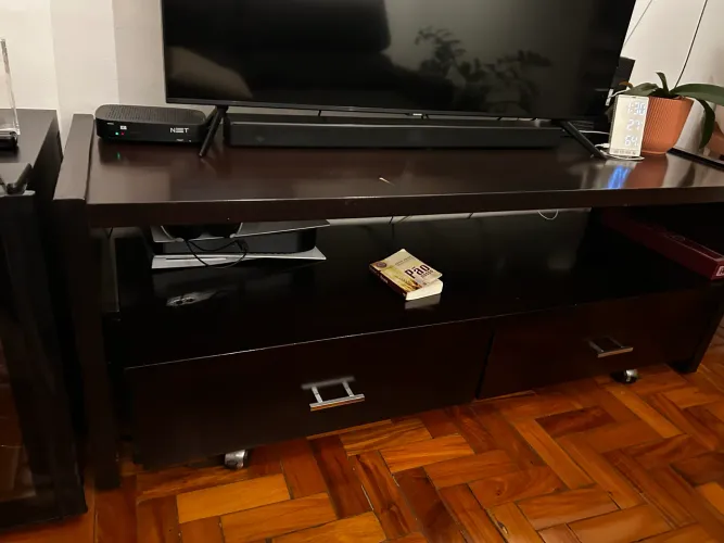 Rack para TV em Madeira Escura com Gavetas e Nichos - Muito Conservado