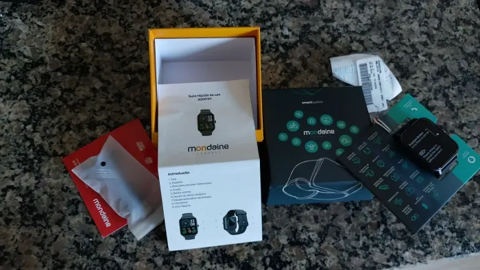 Relógio smart na caixa sem uso.
