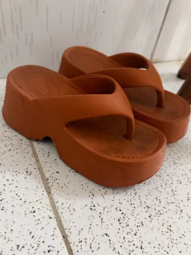 sandálias Melissa Free Thong Wedge em tom marrom caramelo.