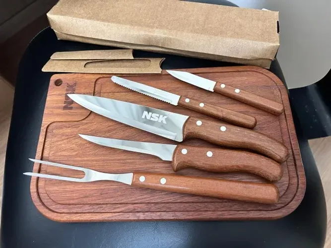 Conjunto 6 peças Tramontina 4 facas do chef e 1 garfo 1 tábua de madeira - Novo