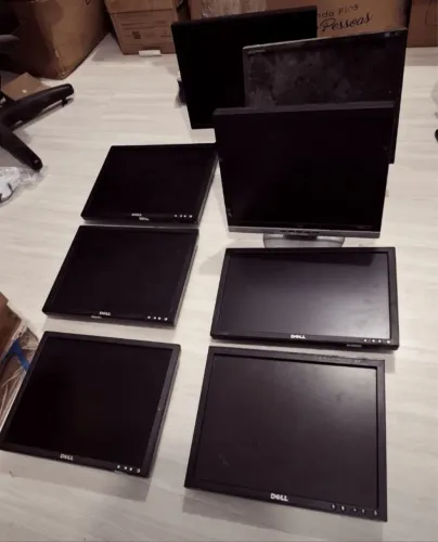 Lote com monitores