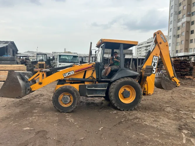 Retroescavadeira JCB 3cx 2013