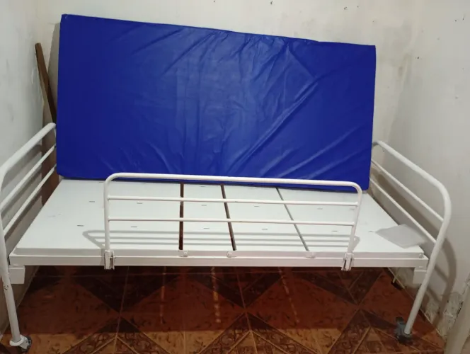 Cama hospitalar semi nova com colchão
