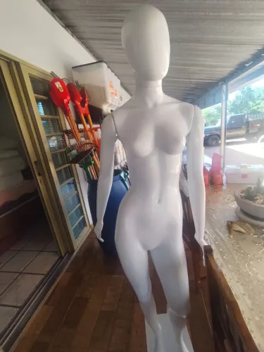Vende manequim feminino
