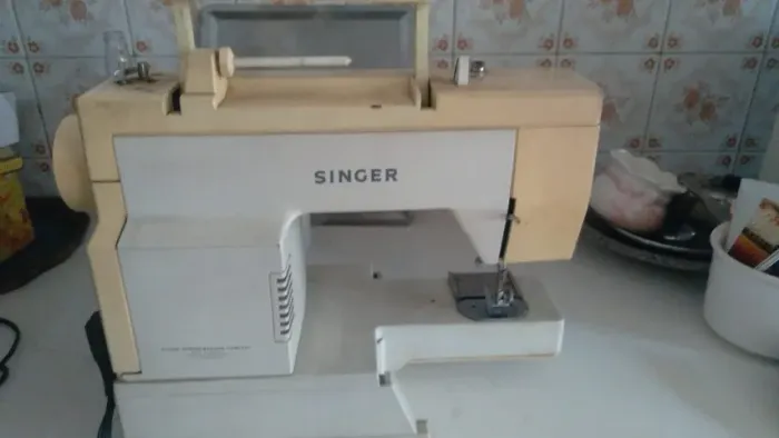 Máquina de Costura Singer