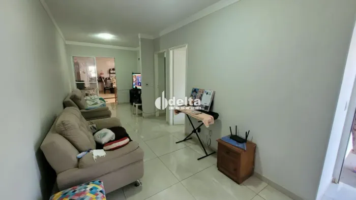 Casa com 3 quartos sendo 1 suíte disponível para venda no bairro Aclimação em Uberlândia-M