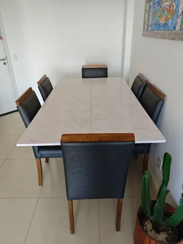 Vendo mesa com 6 cadeiras