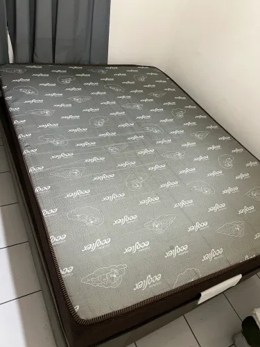 Vendo box casal baú + colchão