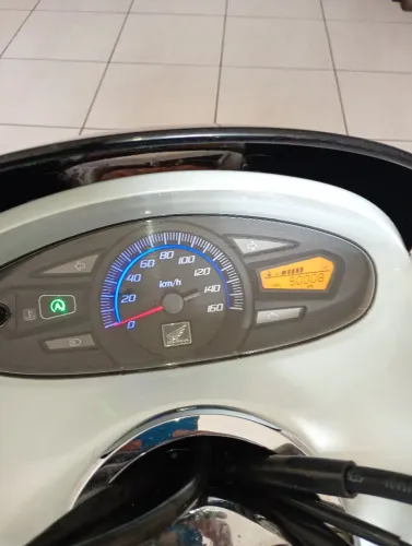 Vendo PCX 2015 , mecânica OK com troca da correia dentada , roletes e freio traseiro novo.
