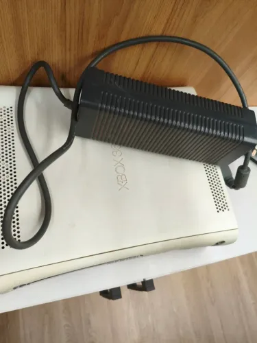 X box 360 carcaça minimamente quebrada porém funcionando normalmente