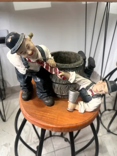 Título: Peça decorativa vintage com bonecos e barril - área gourmet