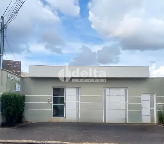 Casa comercial disponível para locação no bairro Nossa Senhora Aparecida em Uberlândia-MG