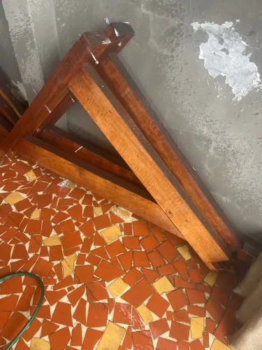 Mão francesa para área externa madeira de lei
